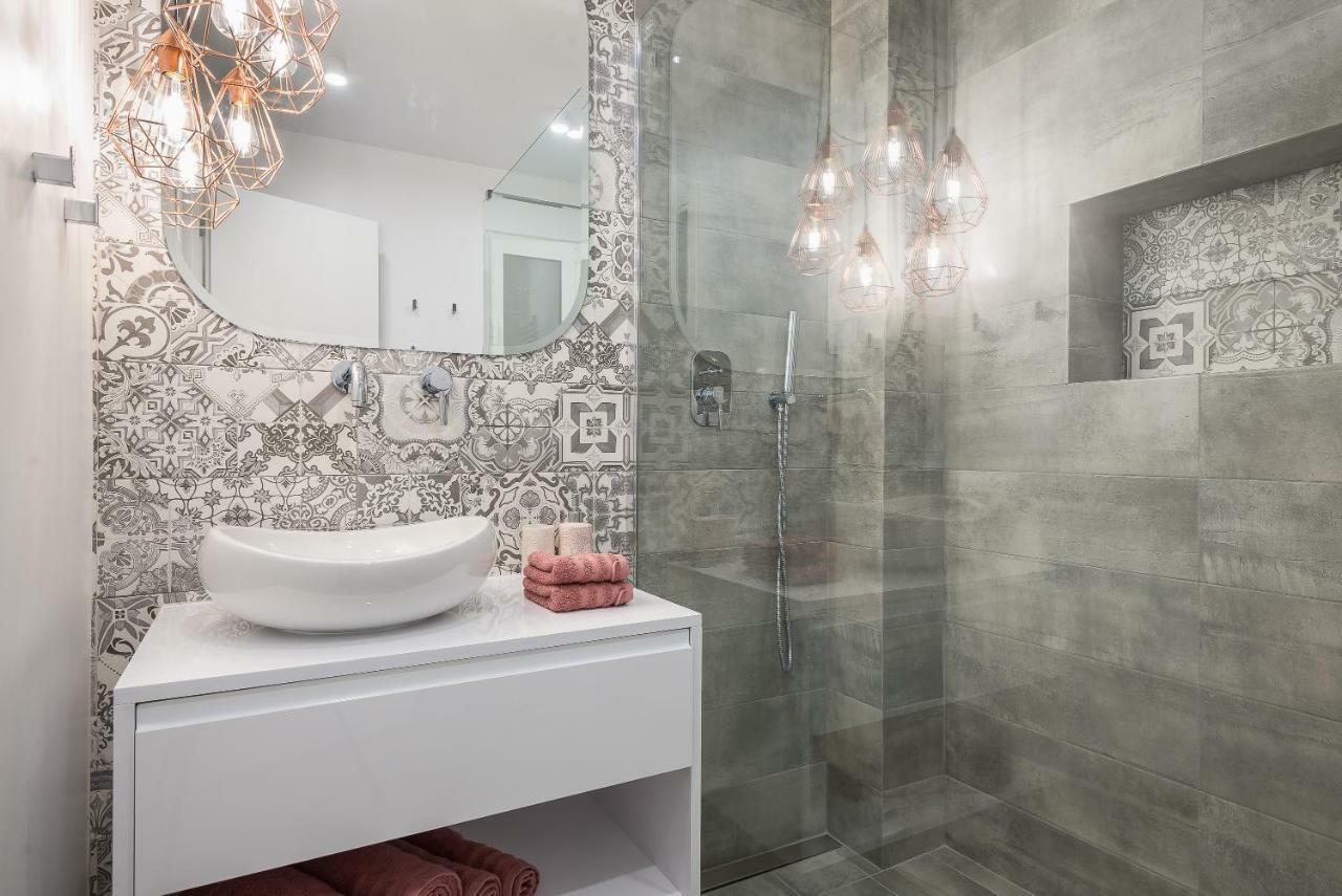 "Sunbow Earth"- Boutique New Apt In Dowtown Атина Екстериор снимка